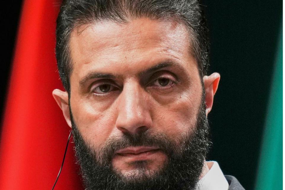 داعش يهاجم أحمد الشرع بحدة ويصفه بـ"أداة للغرب" عقب سيطرة قواته على ملف السجون في سوريا