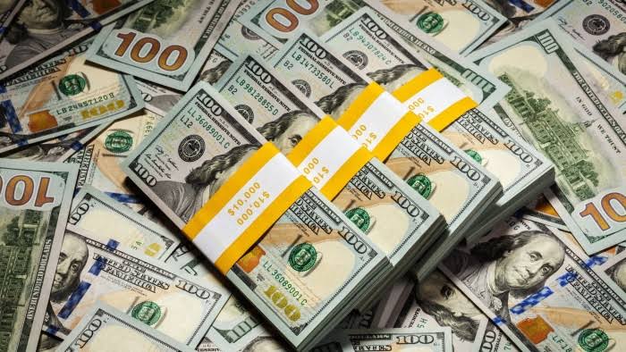 فوضى سعر الصرف تتفاقم.. فئة الـ 100 دولار تسجل 156 ألف دينار والأسواق تترقب الأسوأ